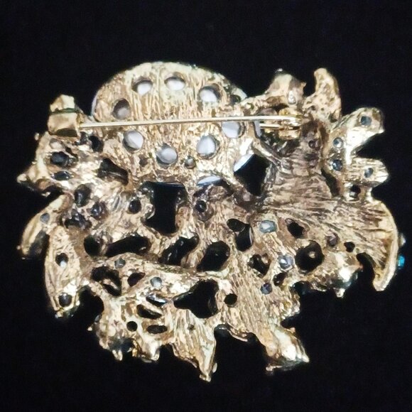 Eye Catching Blue Rhinestone Brooch - Picture 2 of 4